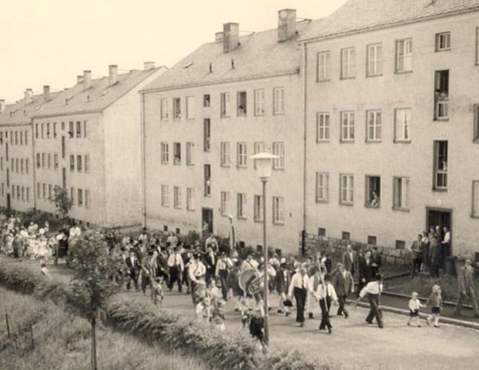 Dr.-Scheiding-Straße 1 – 9 in „schlichtem“ Baustil um 1952